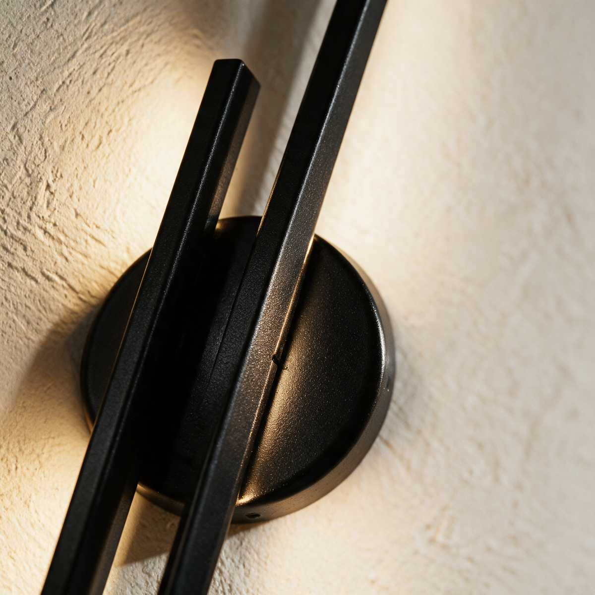 Close-up of the round mounting plate where the two bars meet