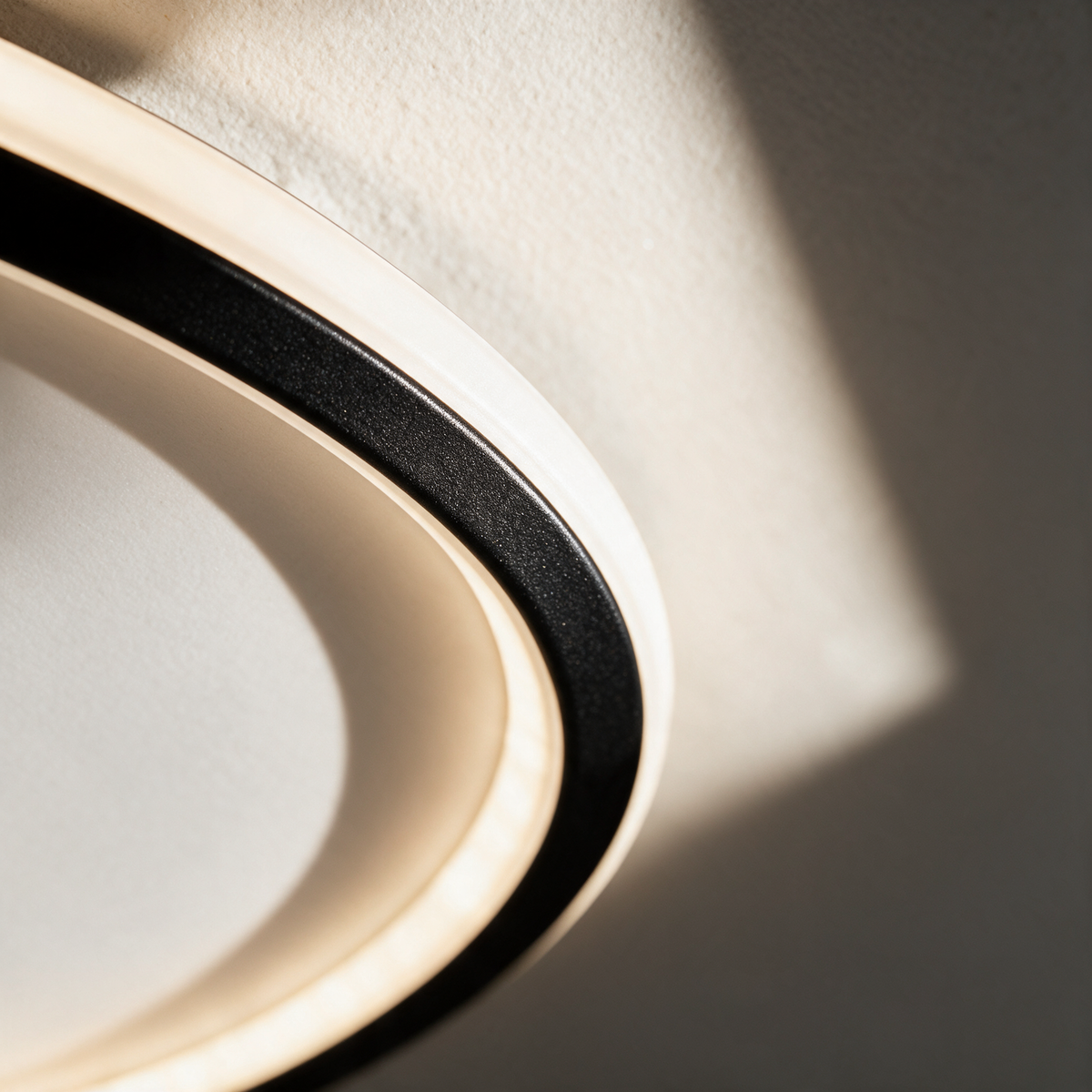 Close-up of the rim meeting the diffuser
