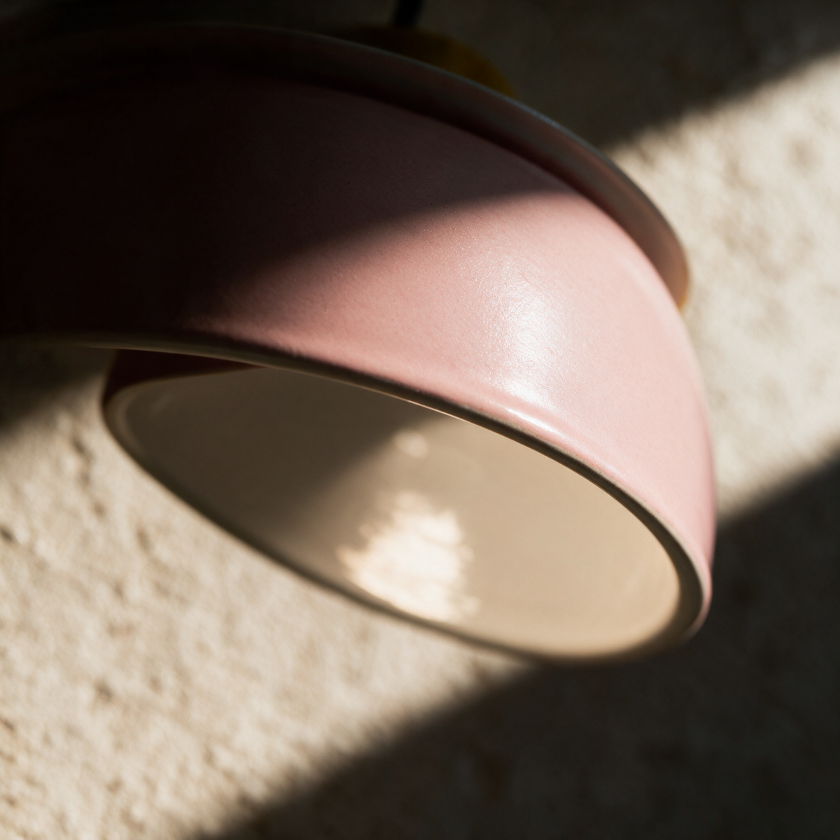 Close-up of the enamelled shade rim and the colour split