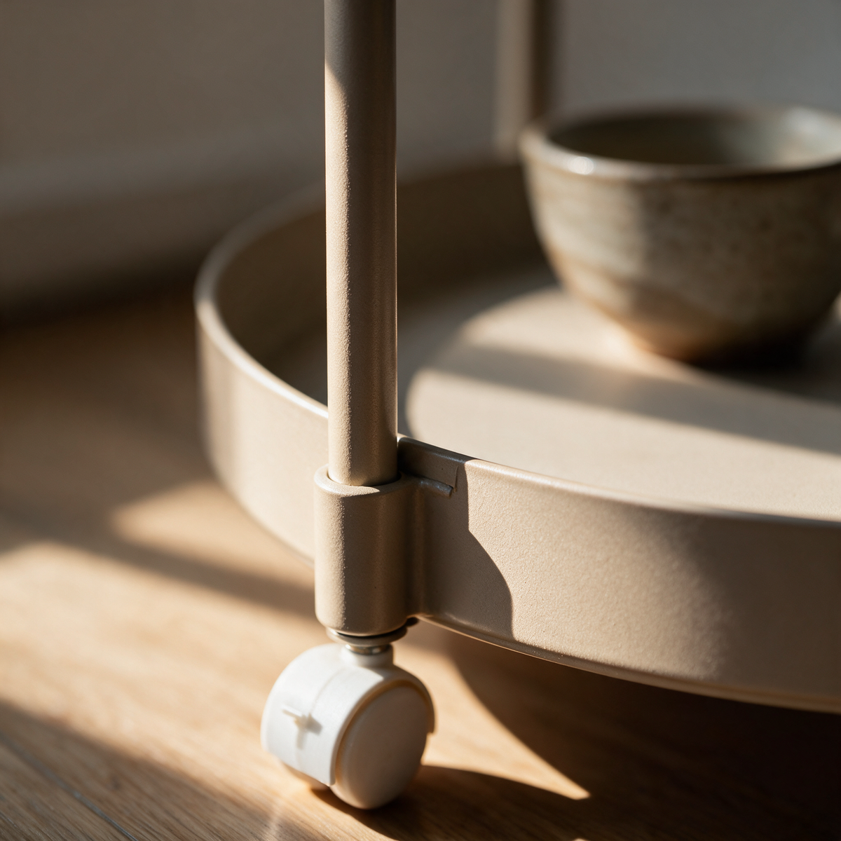 Close-up of the vertical handle where it joins the rim of the top tier.