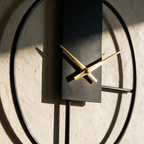 Close up of the centre plate and gold hands of a single ring open frame wall clock
