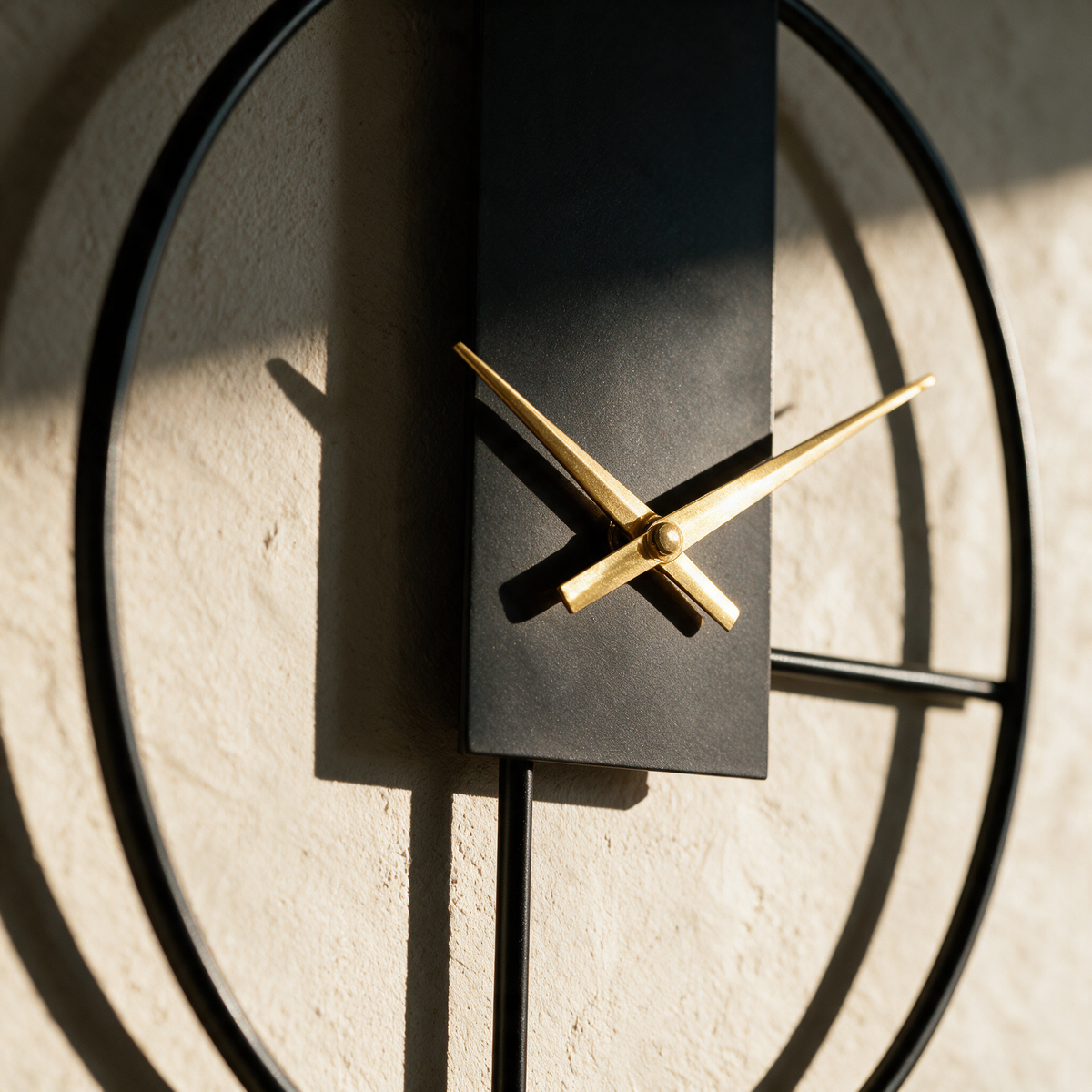 Close up of the centre plate and gold hands of a single ring open frame wall clock